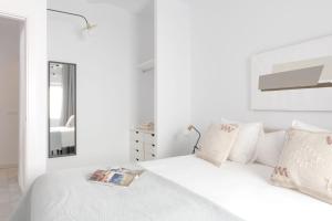 Posteľ alebo postele v izbe v ubytovaní Suites Maestranza - Puerta del Arenal by Magno Apartments