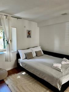 Un dormitorio con una cama grande y una ventana en Tarino Apartment en Split