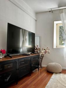sala de estar con TV de pantalla plana grande en Tarino Apartment en Split