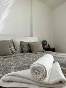 1 dormitorio con 1 cama con toallas en Tarino Apartment en Split