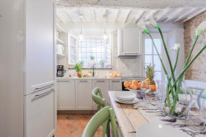 A kitchen or kitchenette at Iole