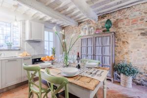 A kitchen or kitchenette at Iole