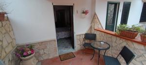 einen Balkon eines Hauses mit einem Tisch und einem Stuhl in der Unterkunft B&B Appartamenti l'Anfora in Sperlonga