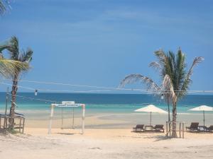 una playa con sillas y sombrillas y el océano en Luna Koh Rong, en Koh Rong