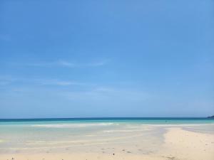 uma praia vazia com o oceano ao fundo em Luna Koh Rong em Koh Rong