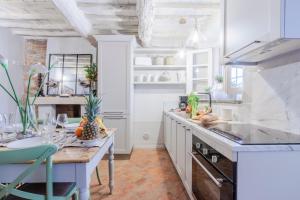 A kitchen or kitchenette at Iole