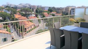 een balkon met uitzicht op de stad bij La Pinede in Juan-les-Pins