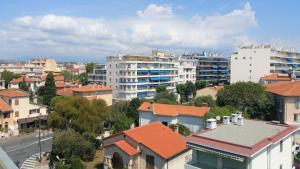 Nespecifikovaný výhled na destinaci Juan-les-Pins nebo výhled na město při pohledu z apartmánu