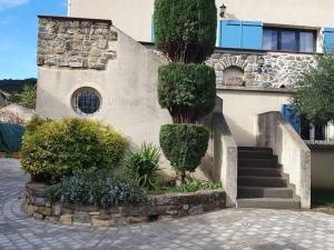 een huis met een stenen trap ervoor bij Maison Les Mages, 4 pièces, 6 personnes - FR-1-717-11 in Les Mages