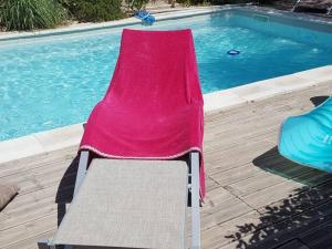 een roze stoel naast een zwembad bij Maison Les Mages, 4 pièces, 6 personnes - FR-1-717-11 in Les Mages