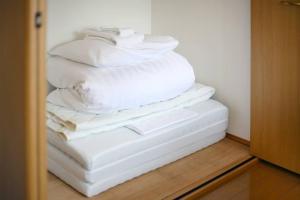 a stack of white pillows stacked on top of each other at Pirane House 201 東京スカイツリー浅草 押上駅が徒歩圏内 無料wifi in Tokyo
