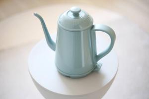 a blue and white tea kettle sitting on a table at Pirane House 201 東京スカイツリー浅草 押上駅が徒歩圏内 無料wifi in Tokyo