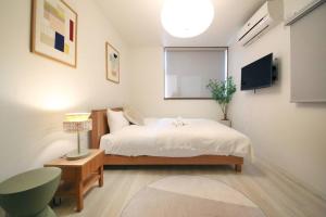 a bedroom with a bed and a television in it at Pirane House 201 東京スカイツリー浅草 押上駅が徒歩圏内 無料wifi in Tokyo