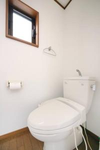 a white toilet in a bathroom with a window at Pirane House 201 東京スカイツリー浅草 押上駅が徒歩圏内 無料wifi in Tokyo