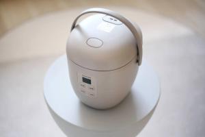 a computer mouse sitting on top of a white table at Pirane House 201 東京スカイツリー浅草 押上駅が徒歩圏内 無料wifi in Tokyo