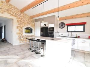 eine Küche mit weißen Arbeitsflächen und einer Steinmauer in der Unterkunft Maison Le Cailar, 3 pièces, 4 personnes - FR-1-717-21 in Le Cailar