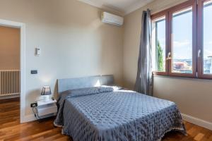 1 dormitorio con cama y ventana grande en Casa Fiorita en Cerreto Guidi