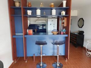 een blauwe bar met krukken in een kamer bij Appartement Le Grau-du-Roi, 2 pièces, 6 personnes - FR-1-716-1 in Le Grau-du-Roi
