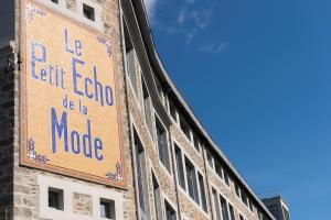 un edificio con un cartel en el costado en La Bonne Etoile, en Châtelaudren