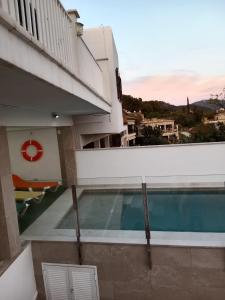 - une vue depuis le balcon d'un immeuble avec piscine dans l'établissement Hermanas Femenias, à Calvià