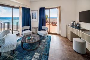 ein Wohnzimmer mit Meerblick in der Unterkunft Grand Hotel Diana Majestic in Diano Marina