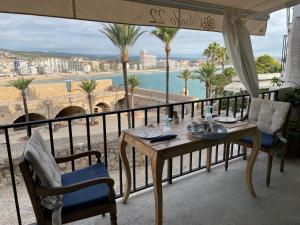einen Tisch und Stühle auf einem Balkon mit Meerblick in der Unterkunft Hostal Boutique Olvido 22 in Peñíscola