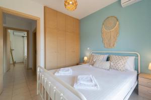 新馬爾馬拉斯的住宿－M-Home, My Paradise Home，一间卧室设有一张蓝色墙壁的大床
