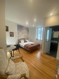 een slaapkamer met een bed en een woonkamer bij Maison Farol in Salles