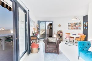 een woonkamer met een blauwe stoel en een tafel bij Old City Penthouse with fantastic views & parking in Benidorm