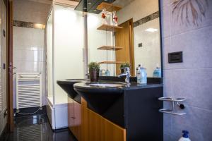 A kitchen or kitchenette at Villa Ivana