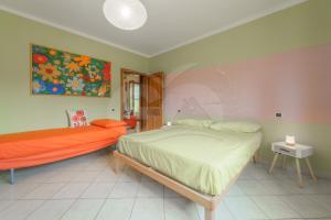 una camera da letto con un letto e un dipinto sul muro di A Casa di Zaira - Goelba a Portoferraio
