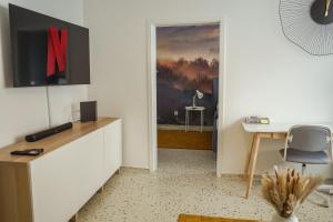 Zimmer mit einem Schreibtisch und einer Tür mit einem Gemälde in der Unterkunft Zentrales 7Seas Apartment Kaiserslautern - Balkon l 4 Pers l Self Check-in in Kaiserslautern