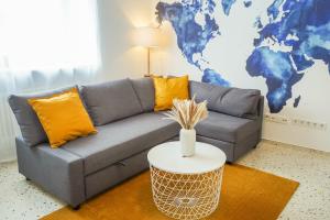 a living room with a couch and a map of the world at 7Seas City-Apartment Kaiserslautern - Balkon l NETFLIX l 24h Self Check-in in Kaiserslautern