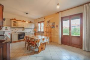a kitchen with a table and some chairs and a window at A Casa di Zaira - Goelba in Portoferraio