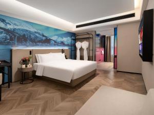 Postel nebo postele na pokoji v ubytování Echarm PLUS International Hotel Zhujiang New Town Wuyangcun Metro Station Branch- Free Deliver Service to Canton Fair Complex During Canton Fair Period