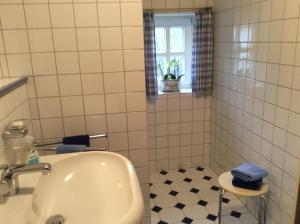 クサンテンにあるFerienwohnung Haumannshofのバスルーム(洗面台、トイレ付)、窓が備わります。