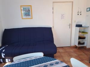 Cette chambre dispose d'un lit recouvert de bleu. dans l'établissement La grande bleue, à Banyuls-sur-Mer