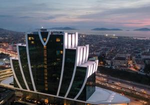 Elite World Grand Istanbul Küçükyalı في إسطنبول: اطلاله على مبنى طويل في مدينه بالليل
