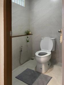 Koupelna v ubytování Baan Jai Klang (บ้านใจกลาง) + 11 fotografií