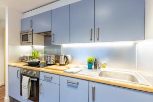 Kitchen o kitchenette sa For Students Only Ensuite Bedrooms with Shared Kitchen at Hollingbury House in Brighton