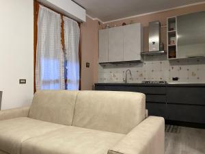 羅鎮的住宿－MPM - Apartment Balzarotti- Rho Fiera 4 pax，带沙发的客厅和厨房