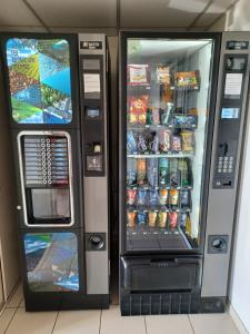 2 distributeurs automatiques de nourriture et de boissons dans l'établissement Premiere Classe La Rochelle Sud - Angoulins, à Angoulins-sur-Mer