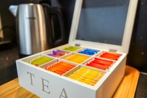 a box of colored pencils sitting on a table at 7Seas City-Apartment Kaiserslautern - Balkon l NETFLIX l 24h Self Check-in in Kaiserslautern