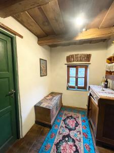 eine Küche mit einer Truhe in der Ecke eines Zimmers in der Unterkunft Saschiz 130/Lodging and Glamping in Saschiz