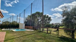 una valla con piscina en un patio en Chalet Hato Verde Golf, en Guillena