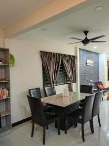 uma sala de jantar com mesa e cadeiras em Huge space for Friends & Families Gathering em Ipoh