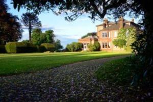 une maison avec une route en face d'une maison dans l'établissement Mabie House Hotel, à Dumfries