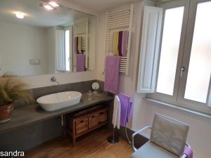 uma casa de banho com um lavatório e um espelho em Innoi em Cagliari