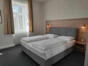 Posteľ alebo postele v izbe v ubytovaní Gästehaus Karl August