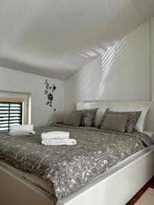 1 dormitorio blanco con 1 cama grande en una habitación en Tarino Apartment en Split